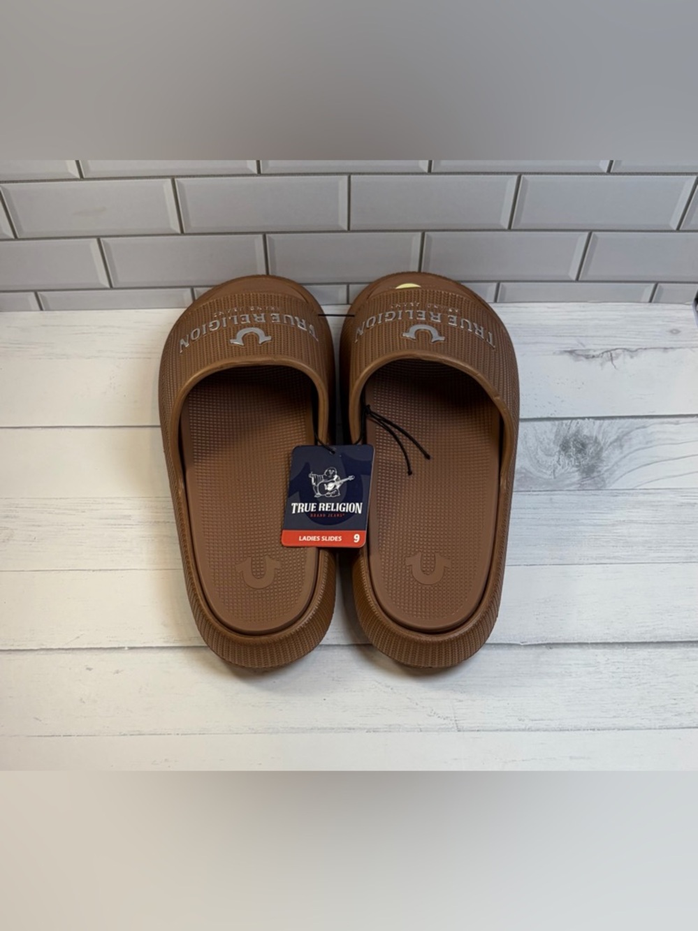 True Religion Size:9 Women Brown Slip-On Logo Slide Sandals - Picture 3 of 5